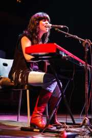 Sara Iñiguez, cantante, teclista y guitarrista de Rubia, Kafe Antzokia, Bilbao. 2007