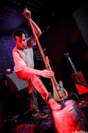 Paco Luis Martos, washtub bass, bajista y guitarrista de Guadalupe Plata (09/04/2011)