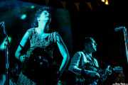 Régine Chassagne, -voz, batería, acordeón y hurdy gurdy- y Win Butler -voz, guitarra, piano y mandolina- de Arcade Fire (Explanada del museo Guggenheim, Bilbao, 2011)