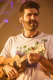 Alberto Pérez, guitarrista de Izal, con el ukelele, Bilbao BBK Live, 2014