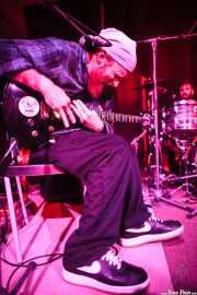 Freddie J IV -cantante y guitarrista- y Pete Dio -baterista- de Left Lane Cruiser (10/10/2014)