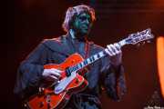 Darrel Higham, guitarrista de Imelda May, disfrazado en el escenario por Halloween, Bilbao Exhibition Centre (BEC). 2014