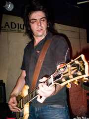 Íñigo Aguirrebalzategi, guitarrista de Dirty Jackets (Palladium, Bilbao, 2003)
