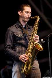 Doug Corcoran, saxofonista y guitarrista de JD McPherson, Azkena Rock Festival, Vitoria-Gasteiz. 2015