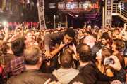 Ty Taylor, cantante de Vintage Trouble, haciendo crowsurfing sobre el público (WOP Festival 2015, Bilbao, 2015)