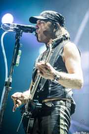 Matthias Jabs, guitarrista de Scorpions, con el Talk box (Bilbao Arena, Bilbao, 2016)
