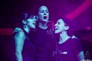 Mar Baranda, Ester Roldán y Leni Molina, cantantes coristas de Nacho Vegas (Coro Al altu la lleva) (BIME festival, Barakaldo, 2016)