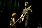 Billy Cervin -guitarra- y Adam Wladis -bajo- de Union Carbide Productions (Azkena Rock Festival, Vitoria-Gasteiz, 2017)