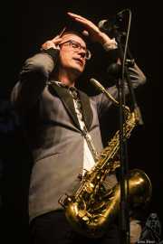 Spencer Evoy, cantante y saxofonista de MFC Chicken (Kafe Antzokia, Bilbao, 2024)