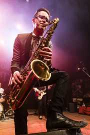 Spencer Evoy, cantante y saxofonista de MFC Chicken (Kafe Antzokia, Bilbao, 2024)
