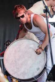 Nick Kinsey, baterista y percusionista de Elvis Perkins in Dearland (Siren Festival, Nueva York, 2007)