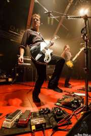 Josh Homme -voz y guitarra- y Michael Shuman -bajo- de Queens of the Stone Age (Sala Rockstar, Barakaldo, 2008)