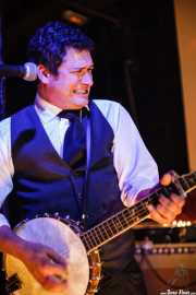 Mark Sasso, guitarrista, mandolinista, armonicista, banjista de Elliott Brood, El Balcón de la Lola, 2008