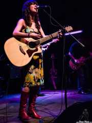Sara Íñiguez, cantante y guitarrista de Rubia (, , 2003)