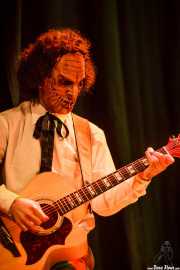 Borja, guitarrista de Dr. Maha's Miracle Tonic con máscara (26/11/2011)
