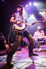 Alain Llopart -guitarrista y banjista- y Jokin Totorika -Lap steel guitar- de Dead Bronco, Kafe Antzokia. 2013
