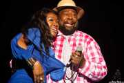 Mary Griffin y George Clinton, cantantes de George Clinton's Parliament Funkadelic, Stade Aguiléra. 2013