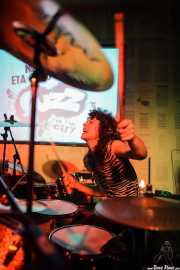 Úrsula Strong, baterista de Niña Coyote eta Chico Tornado, Hika Ateneo. 2014