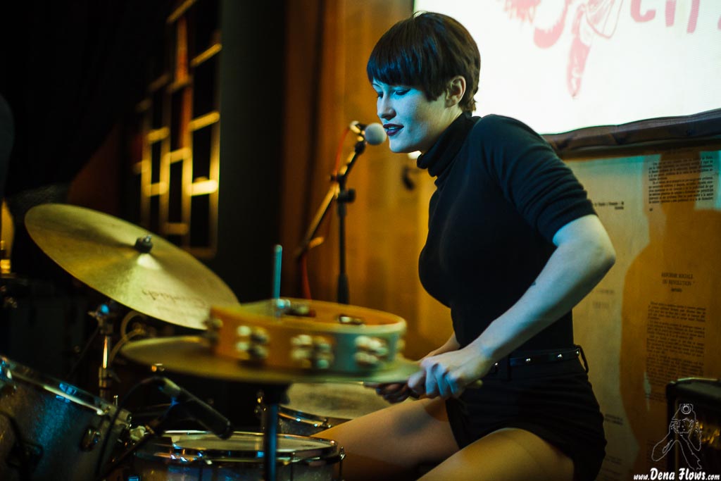 Daniela Kennedy, baterista de The Limboos, en el Fuzz in the City 2014, Bilbao