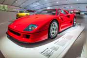 Ferrari F40 1987. Exhibición de coches en la casa-museo de Enzo Ferrari, Via Paolo Ferrari, 85, 2014