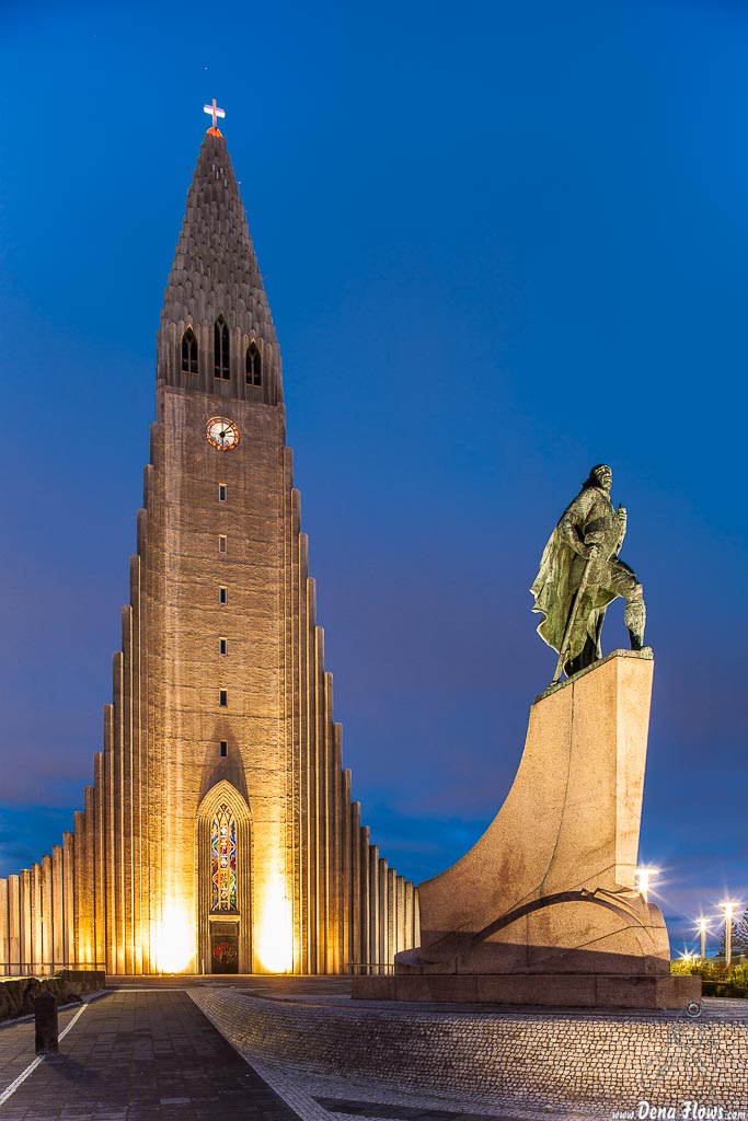 Hallgrimskirche (Guðjón Samúelsson, 1986) y escultura de Leif Eriksson, Hallgrimskirche, Reikiavik, Islandia,2014