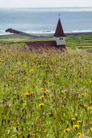 Iglesia en la colina de Vík í Mýrdal, Islandia, 2014