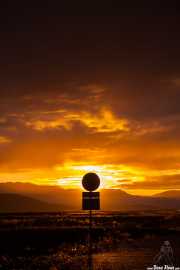 Puesta de sol tras señal de tráfico, Islandia, 2014
