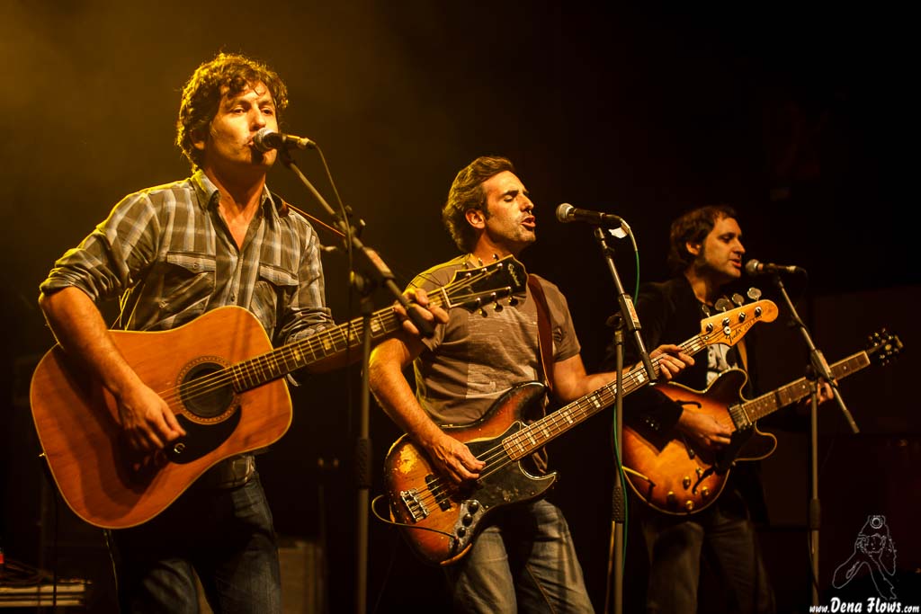 Txomin Guzmán -cantante y guitarrista-, Juan Uribe -bajista- y Alfredo Niharra -guitarrista- de The Fakeband (06/09/2014)