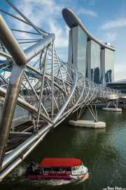 Marina Bay Sands (Moshe Safdie, 2010) con el Helix Bridge (COX Group Pte Ltd & Architects 61, 2010) en primer plano (13/09/2014)