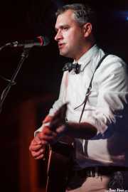 Mark Sasso, cantante, guitarrista y banjista de Elliott Brood, Sala Azkena. 2014