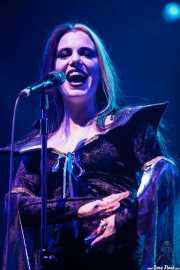 Imelda May, cantante y bodhrán, disfrazada de Lily Munster sobre el escenario, por Halloween, Bilbao Exhibition Centre (BEC). 2014
