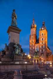 Basílica de Santa María (Bazylika Mariacka) y Munumento a Adam Mickiewicz (Pomnik Adama Mickiewicza) en la Plaza del Mercado (26/04/2015)