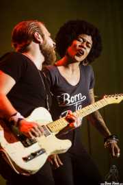 Matt Hill -guitarra- y Nikki Hill -cantante-, BluesCazorla - Plaza de toros, Cazorla. 2015