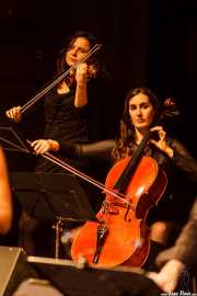 Marina Barredo -violín- y violonchelista de Mike James Kirkland, Kafe Antzokia, Bilbao. 2015