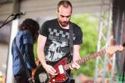 Jorge Gascón -voz y guitarra- y Alberto Iglesias "Hal" -guitarra- de Grand Matter (Plaza Solobarria, Basauri, 2016)