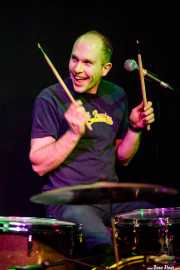 Jonny "Huddersfield" Helm, baterista y cantante de The Wave Pictures (Kafe Antzokia, Bilbao, 2017)