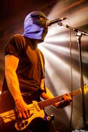 Intruder Blue, cantante y guitarrista de Masked Intruder (Santana 27, Bilbao, 2017)