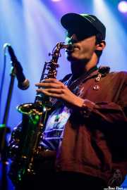 Lizardi Ceballos, saxofonista, teclista y guitarrista de Purple Vellocet (Kafe Antzokia, Bilbao, 2017)