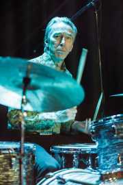 Keith Streng, baterista de The Deniz Tek Band (Kafe Antzokia, Bilbao, 2023)