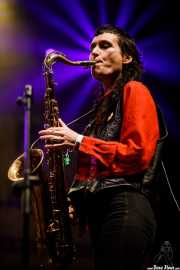 Zumi Rosow, saxofonista y cantante de The Black Lips (Andoaingo Rock Jaialdia, Andoain, 2023)