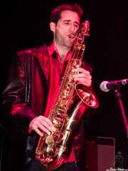 Joe González, saxofonista de Atom Rhumba (Kafe Antzokia, Bilbao, 2003)