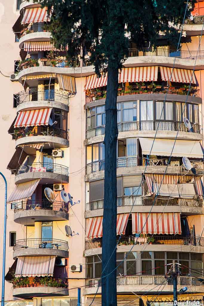 Edificio con toldos en Tirana, Albania