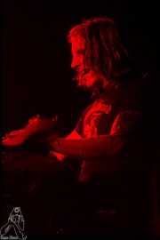 Brendon McNichol,lap steel guitar en gira de Queens of the Stone Age (Sala Jam, Bergara, )