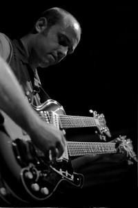 Deke Dickerson con guitarra de doble mastil en Bilborock (In Focus 03, 2001)